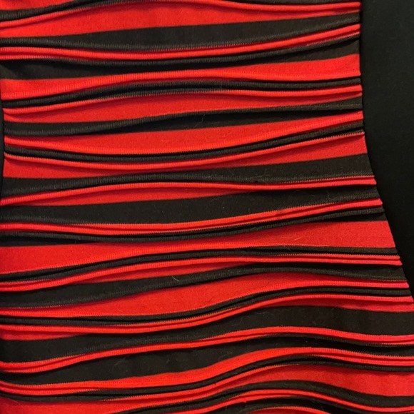 Black and red fitted cocktail dress - Picture 5 of 7